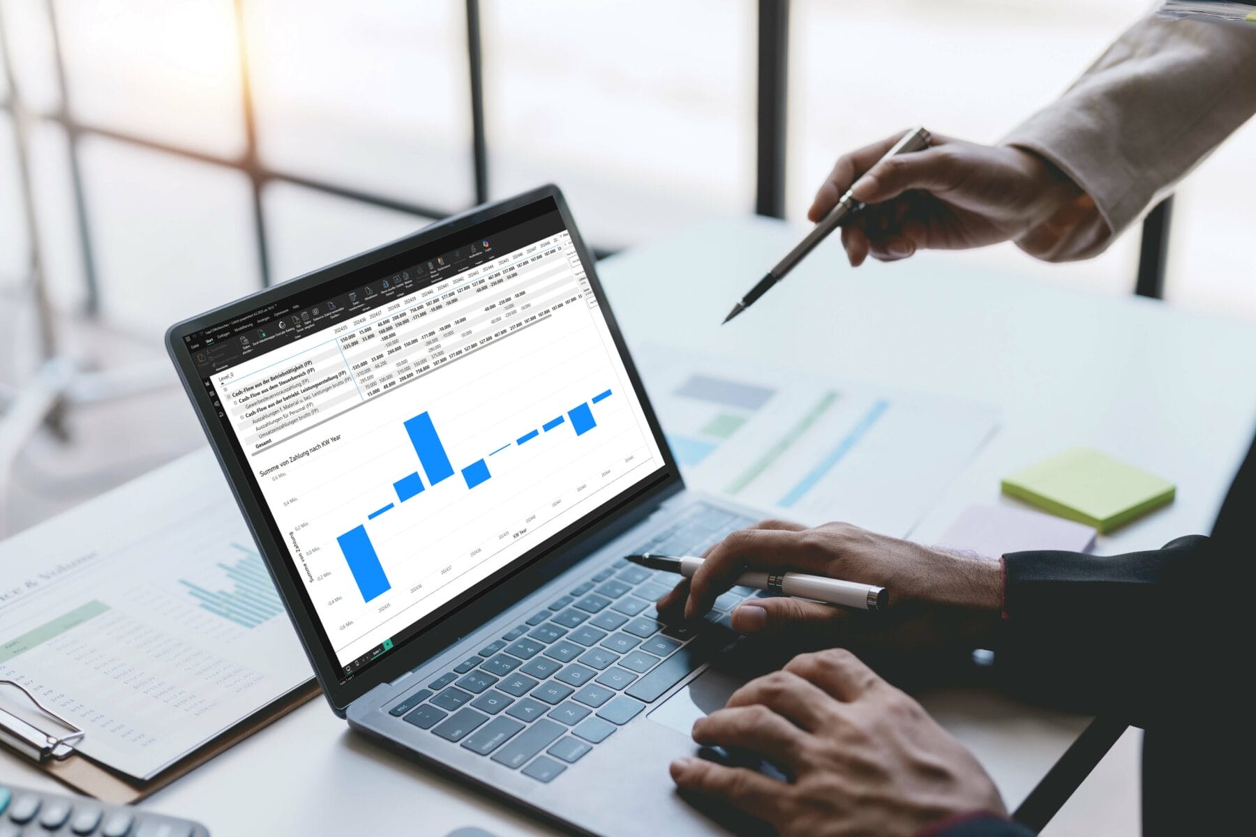 Besprechung von Geschäftsleuten, die auf Grafiken und Diagramme zeigen, um Marktdaten zu analysieren. Gruppe von Geschäftsleuten trifft sich, um gemeinsam das Unternehmenswachstum zu analysieren und auf einen Laptop zu zeigen. Schreibtisch mit Laptop, Kollegen diskutieren über die Inhalte auf dem Display.